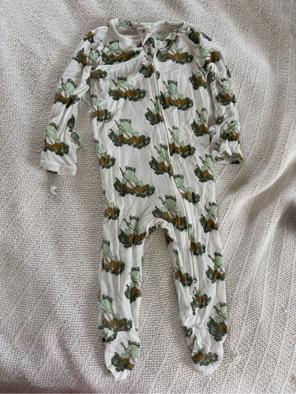 kate quinn bamboo footies frog playing banjo